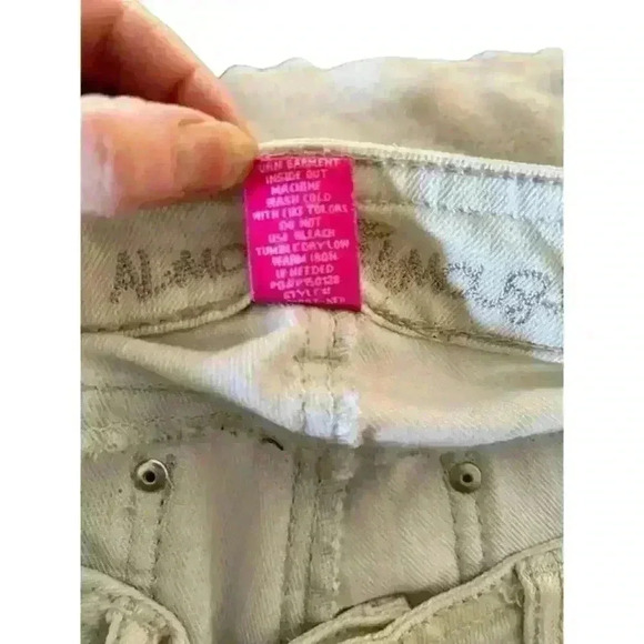 Almost Famous White Jeans with Eyelet Roll-up Hem, size 9 - Picture 4 of 7